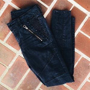 AMERICAN EAGLE || zipper, dark jeans with design